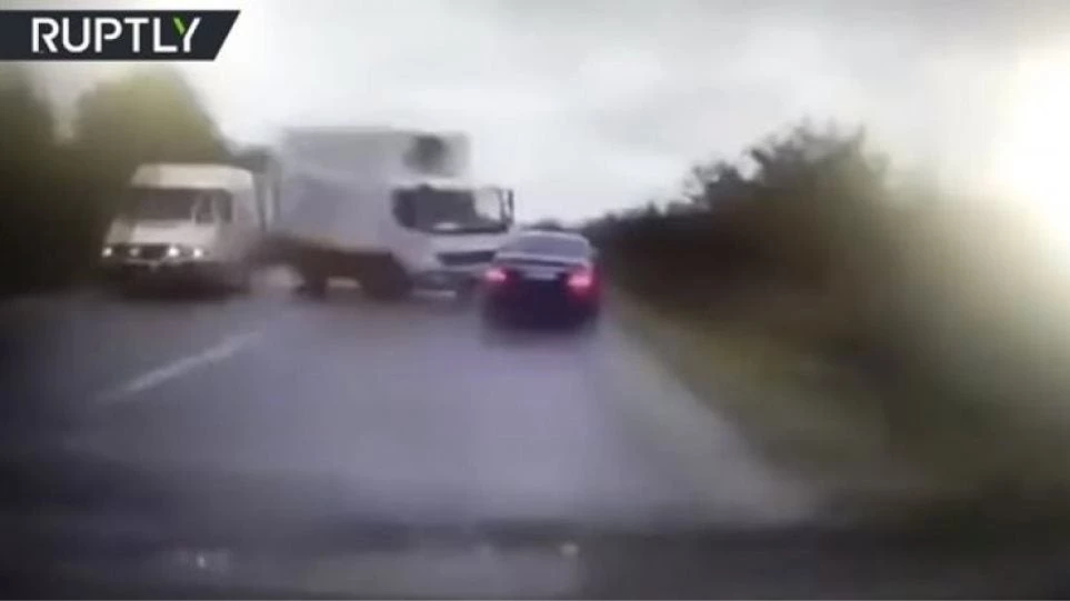 Ατύχημα σοκ για τον πρόεδρο της Μολδαβίας: Φορτηγό πέφτει πάνω στην αυτοκινητοπομπή του (βίντεο)